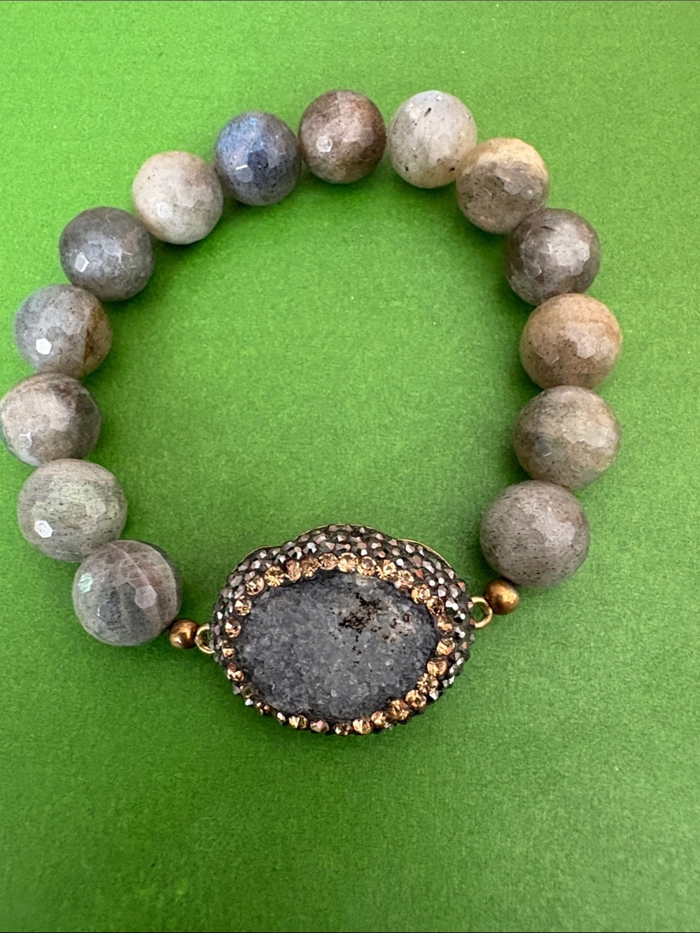 Faceted Gray Labradorite Beaded Bracelet with Druzy Accent
